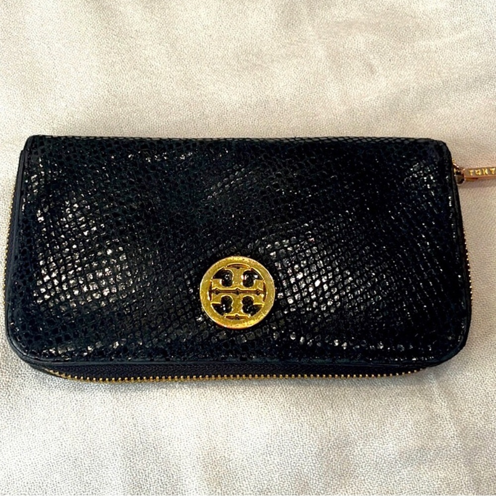 🤩🤩💖Beautiful snakeskin Tory Burch Wallet for your everyday use. 🤩🤩💖